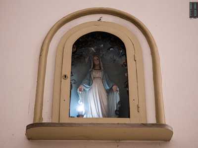 ...e una piccola nicchia con una statua della Madonna